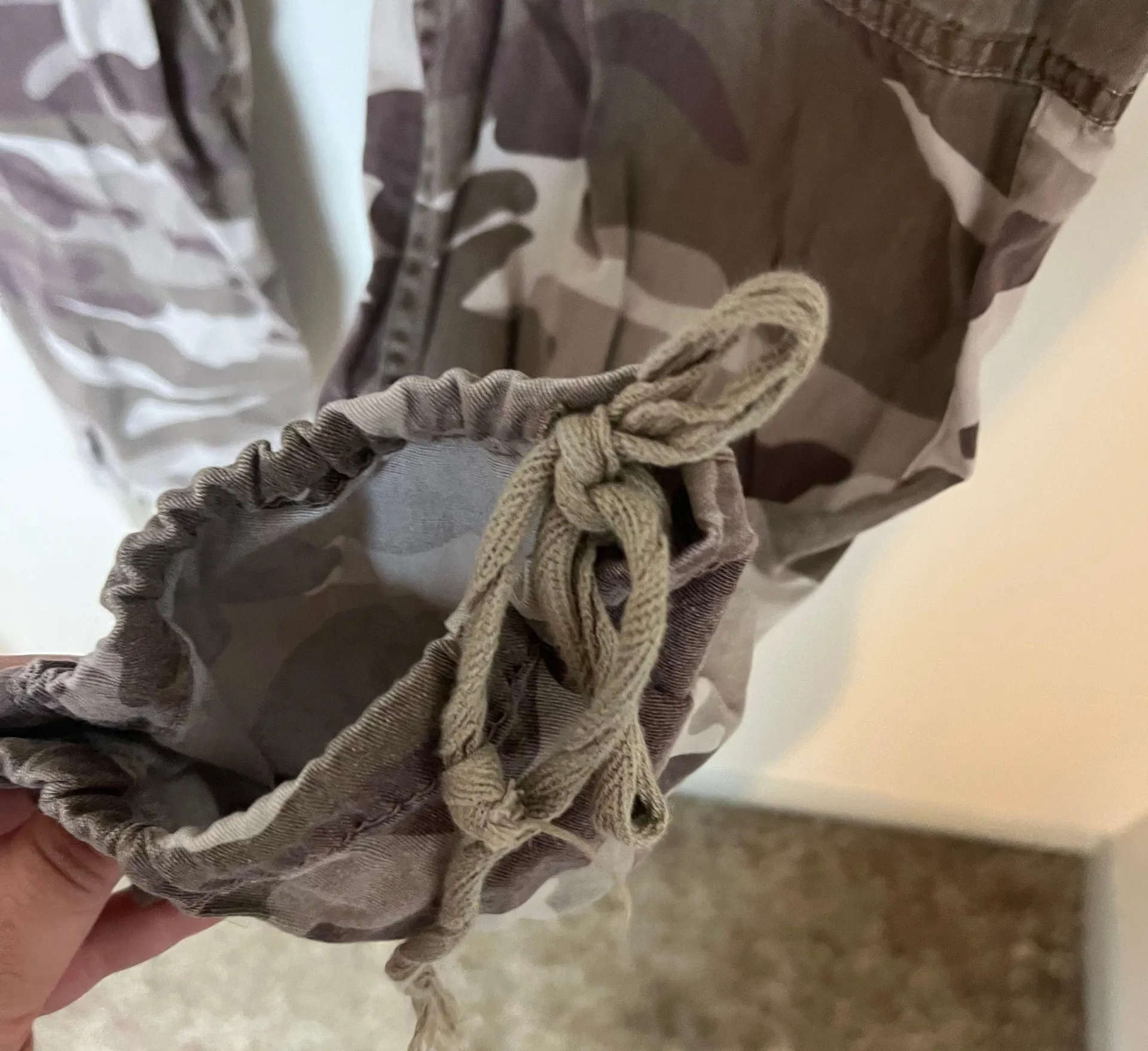 cropped camo cargo pants brown - Image 4