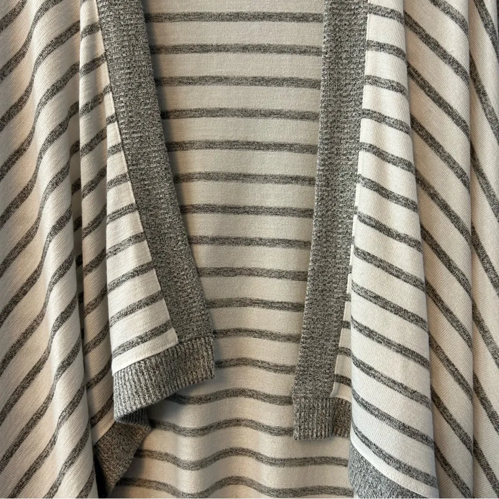 ⭐️Banana Republic factory gray and white open shawl sweater one size - Image 4