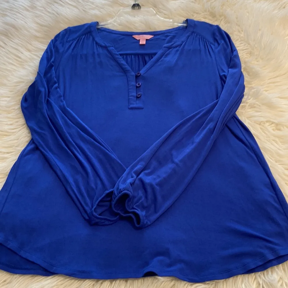 Lilly Pulitzer Shirt long sleeves size M color blue lengths 27” bust 36/38” - Image 9