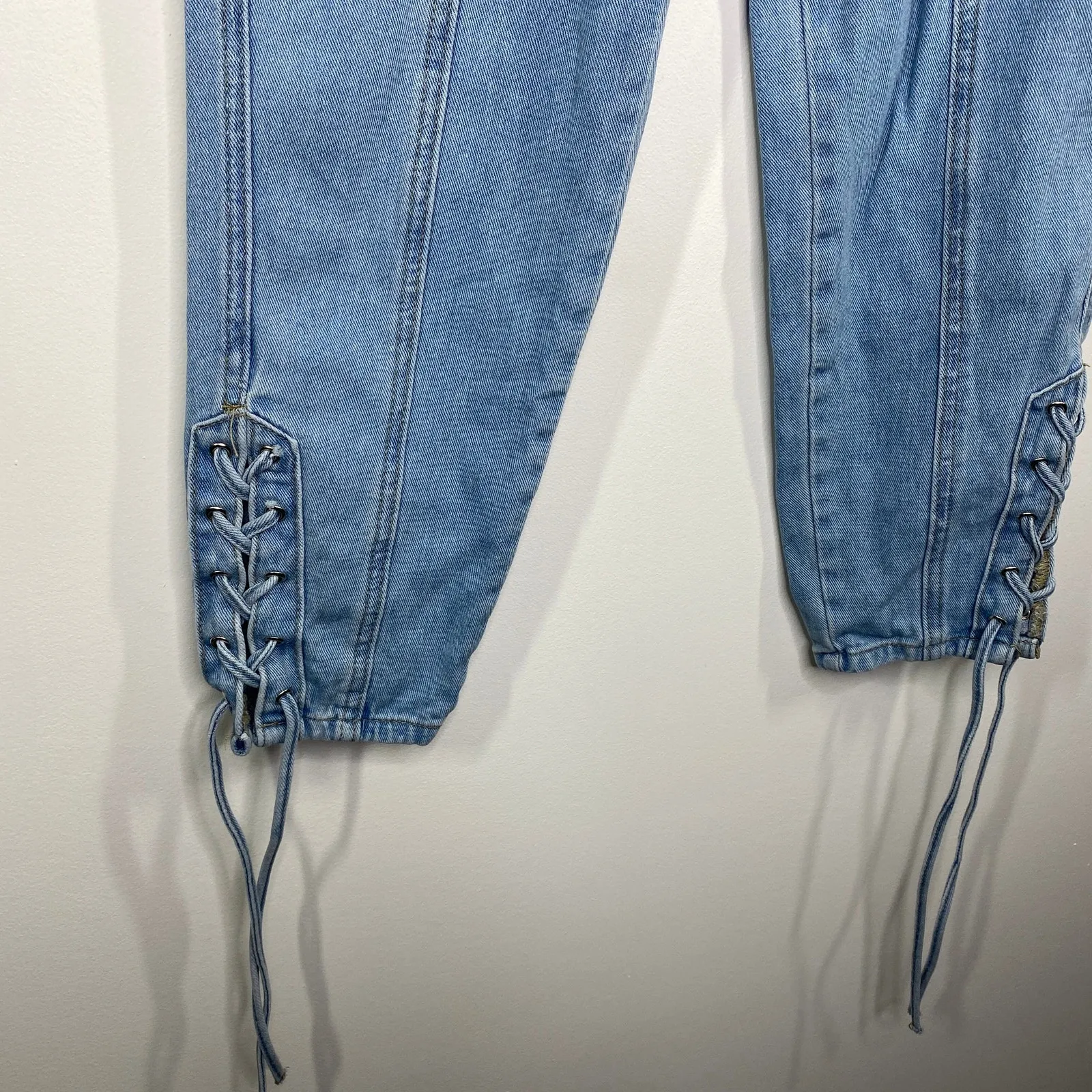 Riot Missguided High-Rise Light Wash Blue Denim Mom Jeans Women's Size 25 - Image 3