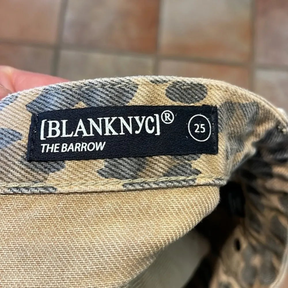 Blank NYC The Barrow vintage high rise short in animal print - Image 4