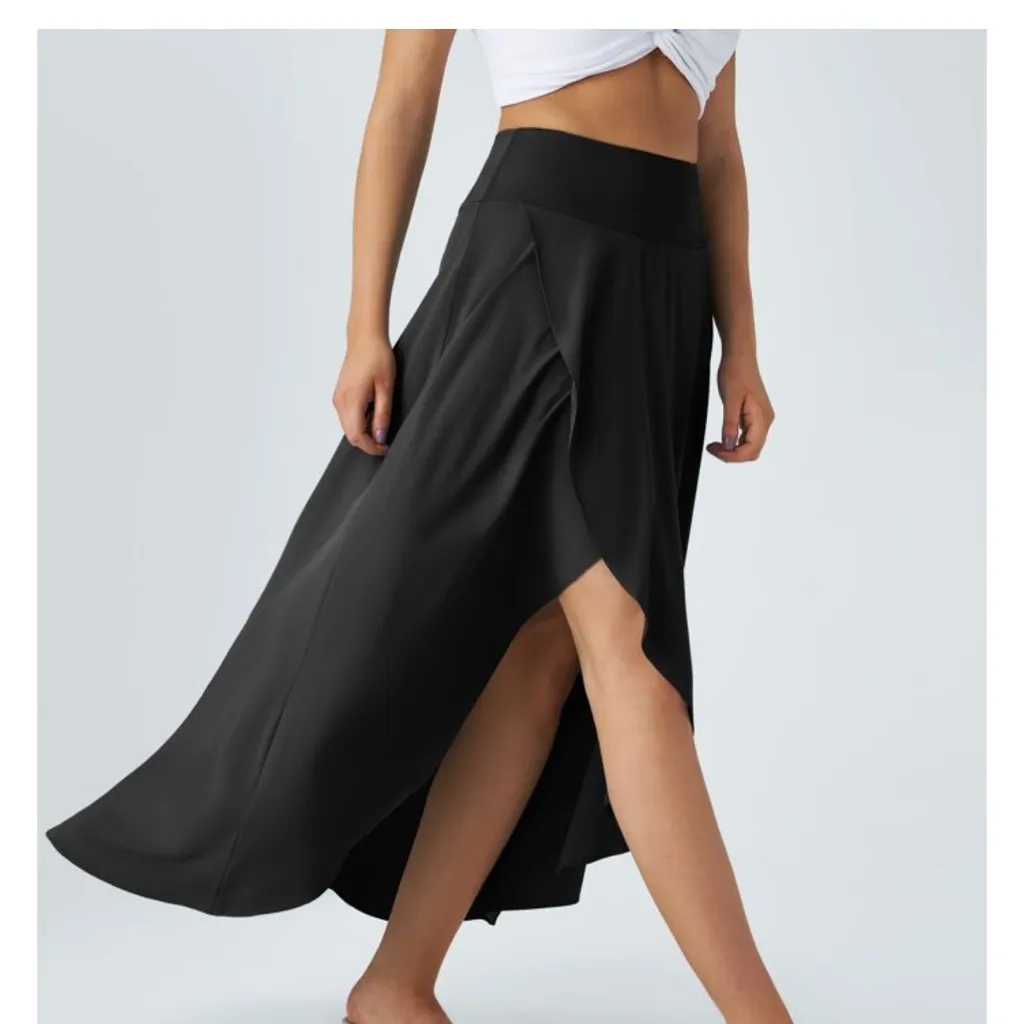 NWT Halara “Breezeful” Skirt. High waisted low ruffle 2 in 1 (built in shorts) M - Image 5