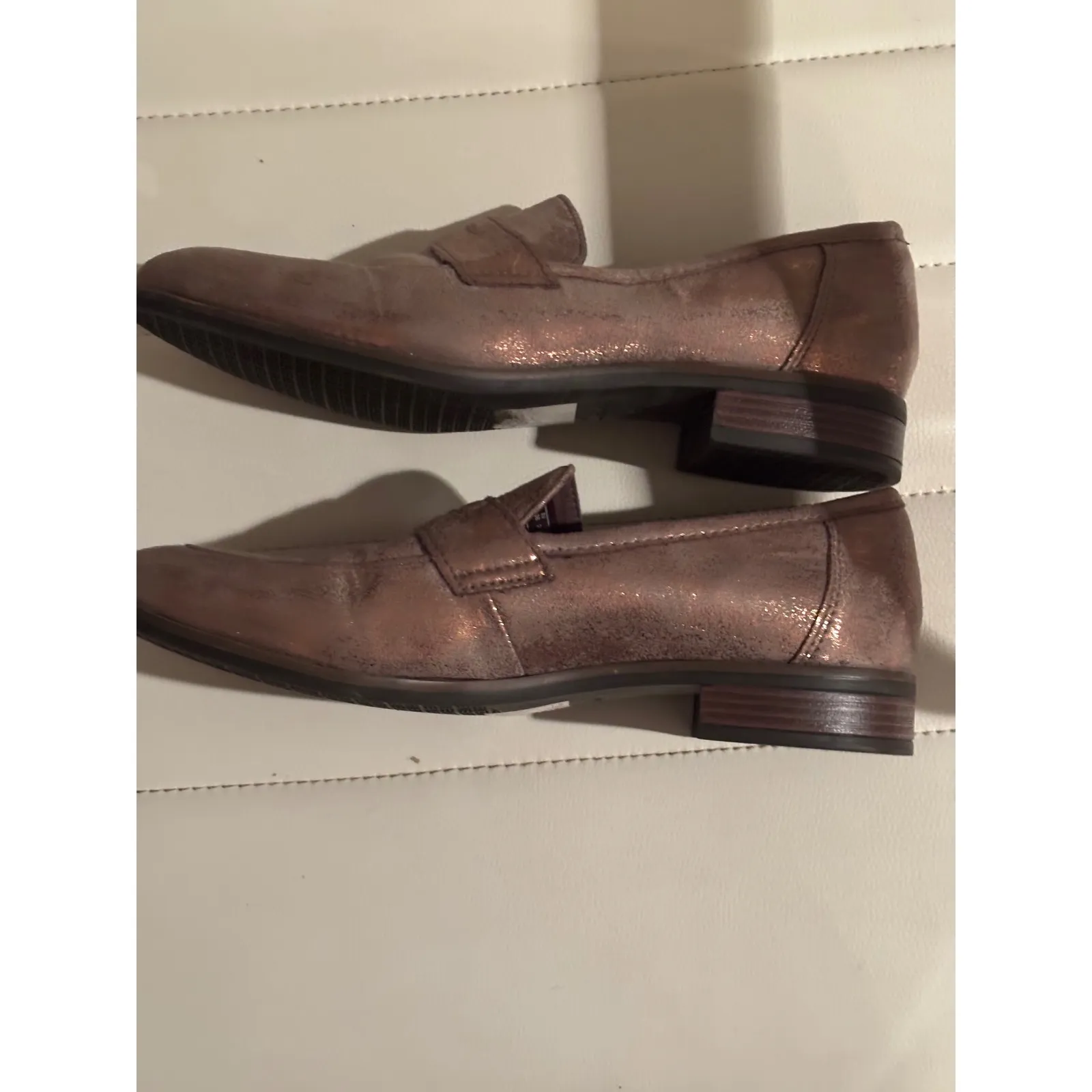 Clarks Women's Metallic Rose Gold Loafer Shoes Size 7.5 M - Image 4