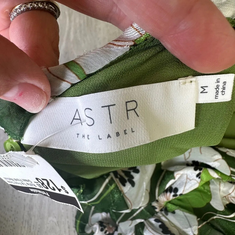 NWT ASTR The Label ruffle front dress green mini long sleeve floral flowy medium - Image 6