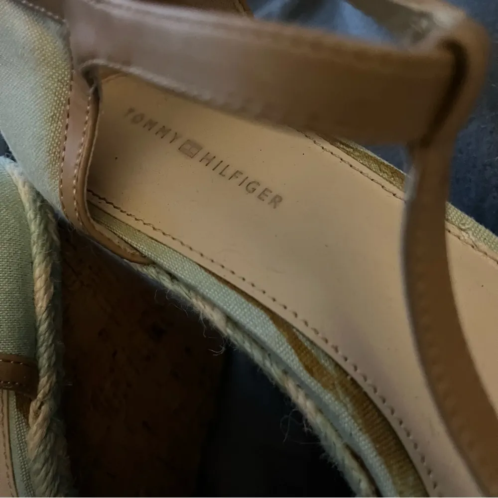 Tommy Hilfiger Strappy wedge Sandals green and tan size 8.5 - Image 2
