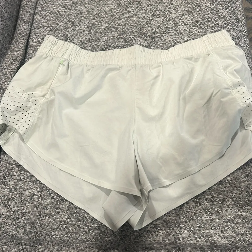 Women’s Athleta Hustle 3” Running Shorts Fitness Pale Green Gray Size Large GUC - Image 4