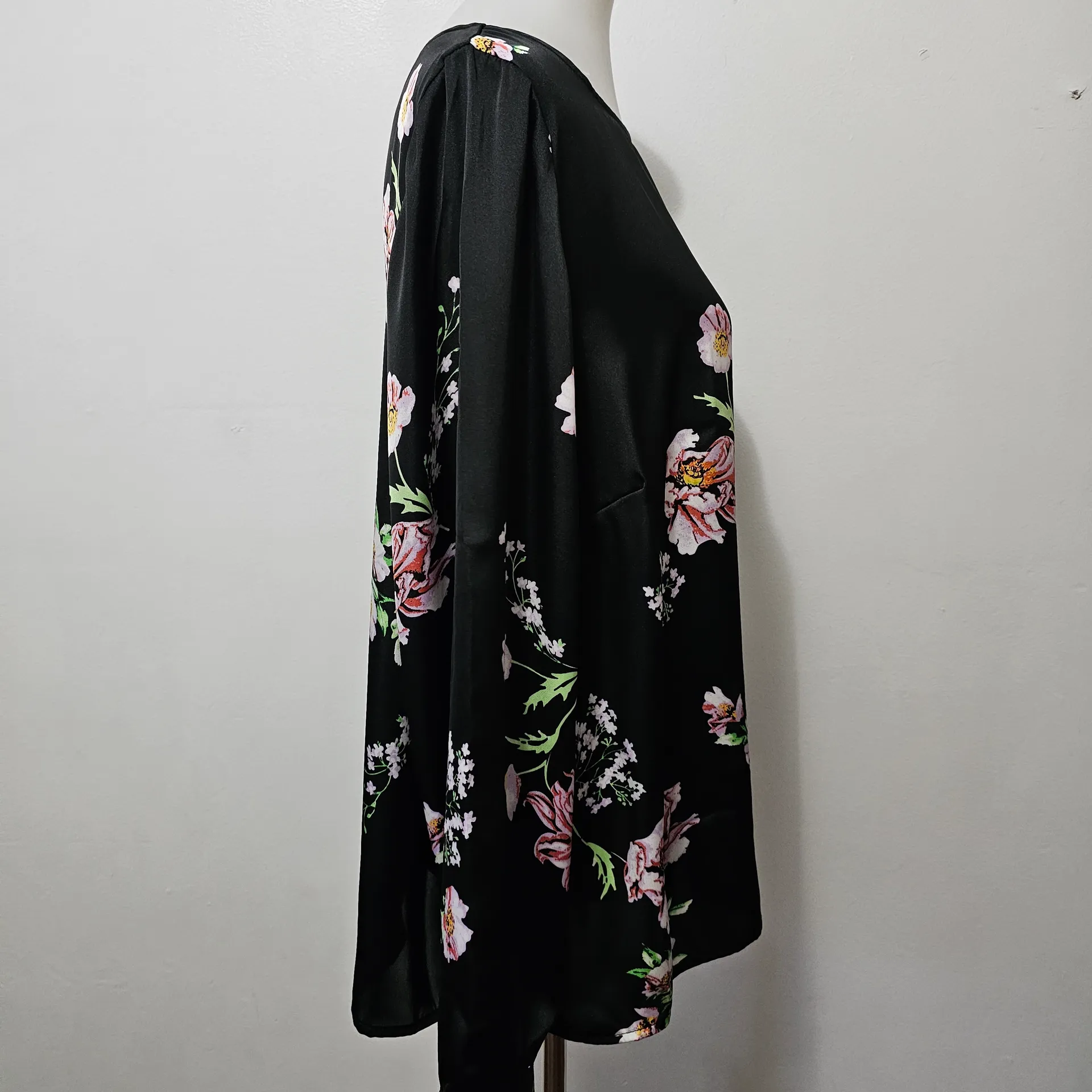 Ellos Satin Floral Blouse Womens 20 Silky Black Pink Feminine Chic Romantic Size undefined - Image 4