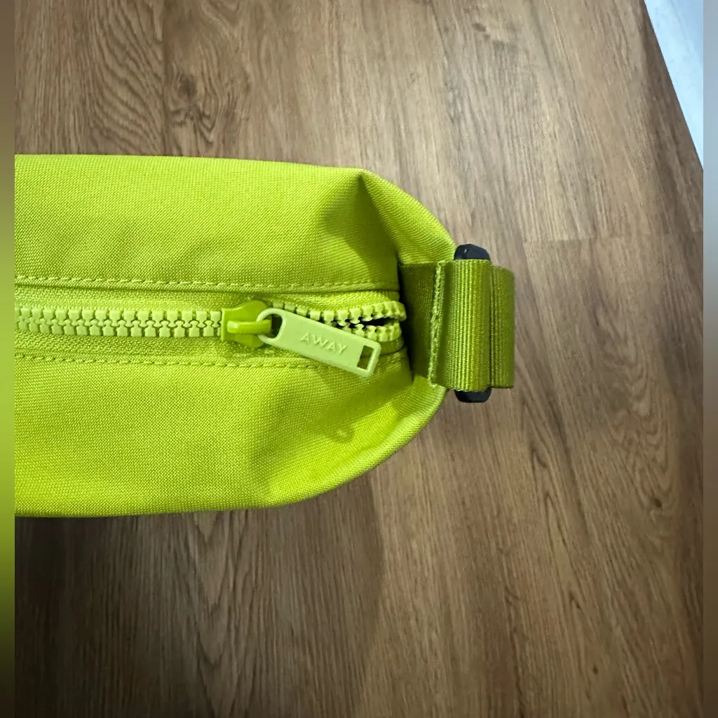 Away F.A.R. Messenger 16L Lime Green - Image 8