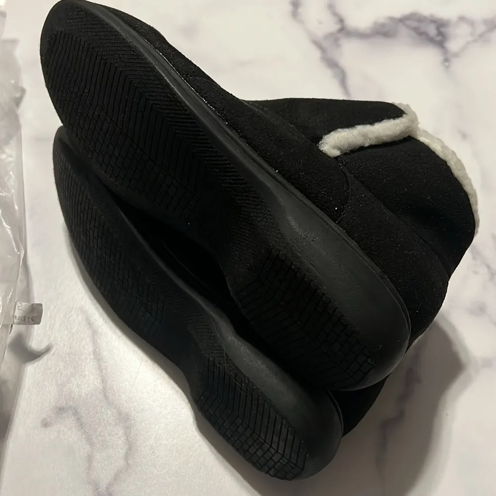 Hannah Sherpa Lined Faux Leather Ankle Booties in Black, Size 6W New w/Tag Black - Image 6