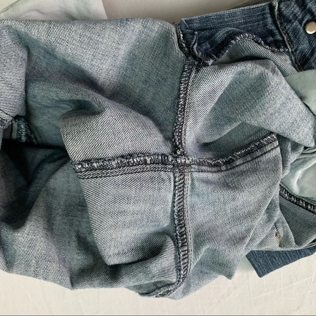 DKNY cropped 5 pocket medium wash denim jeans with embroidered pockets Size 8 - Image 8