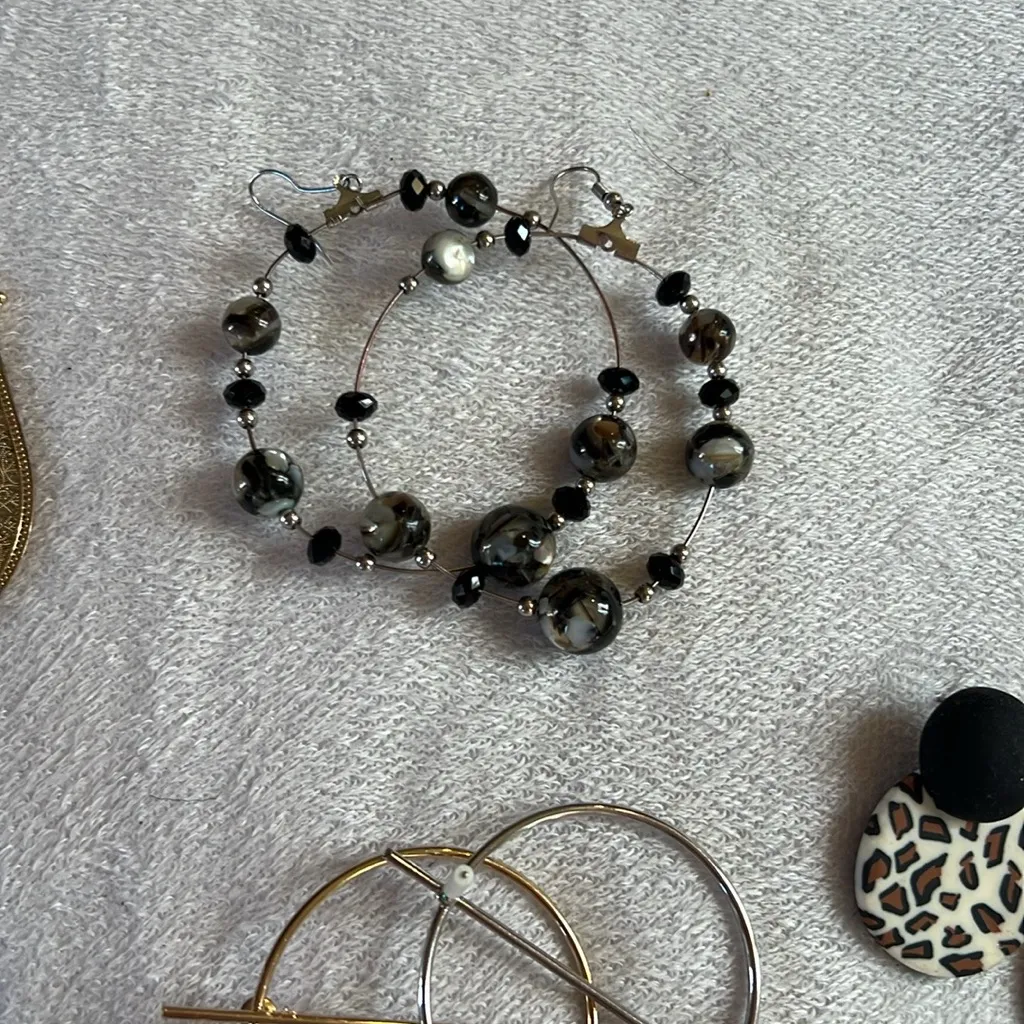 6 pairs of fashion earrings all pierced Gold - Image 4