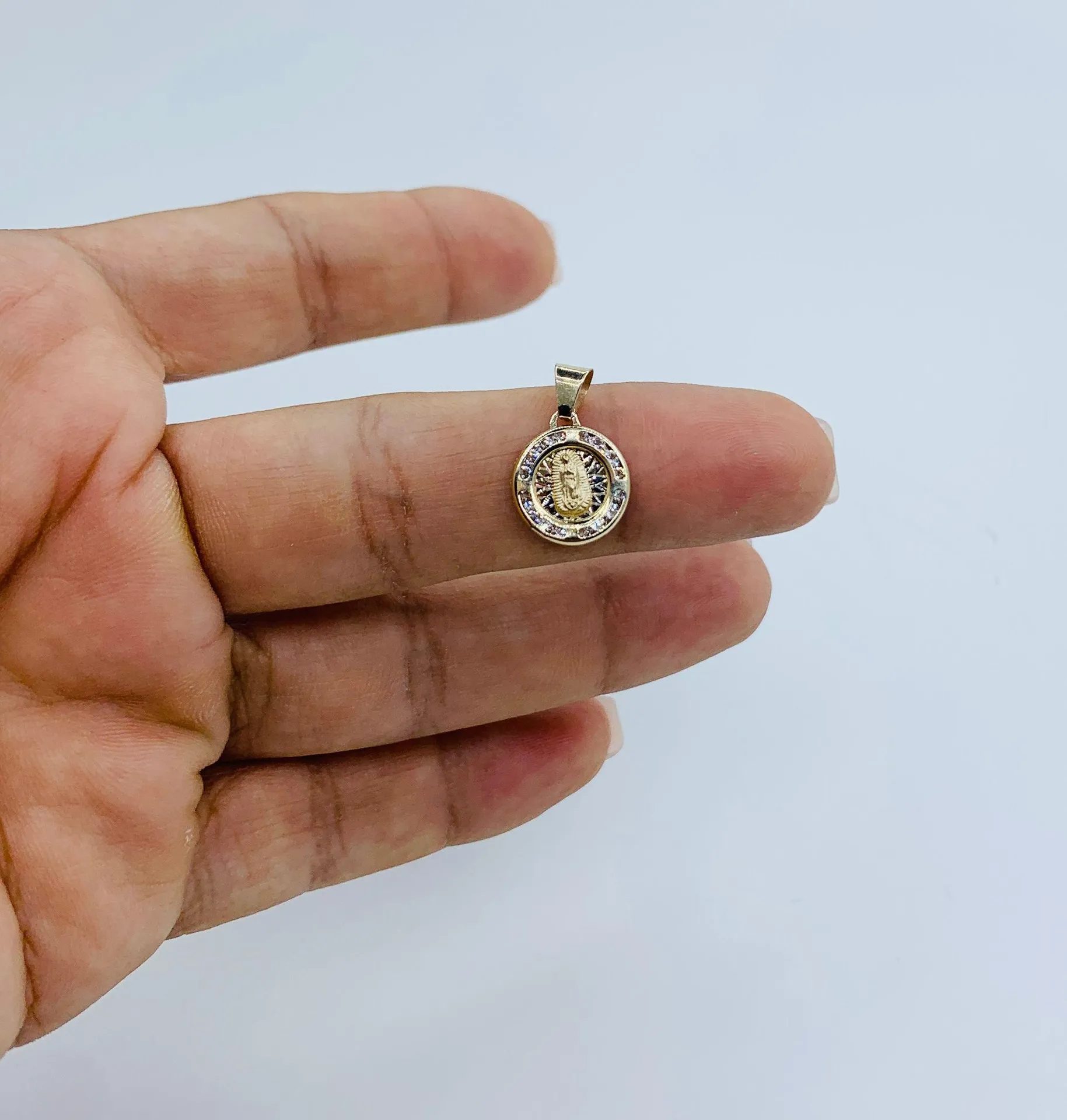 10k solid gold pendant Virgin Mary small charm - Image 5