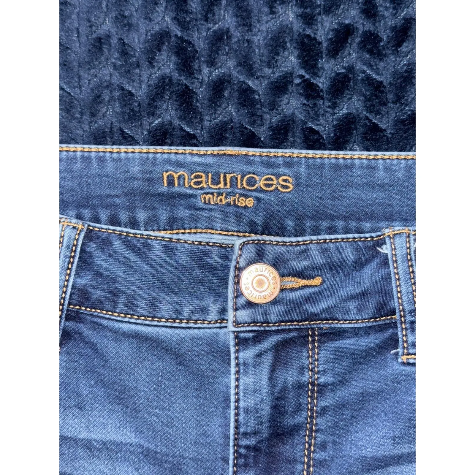 Maurices Mid-Rise Destressed Jeans‎ Distressed Denim Casual Everyday Size M - Image 3