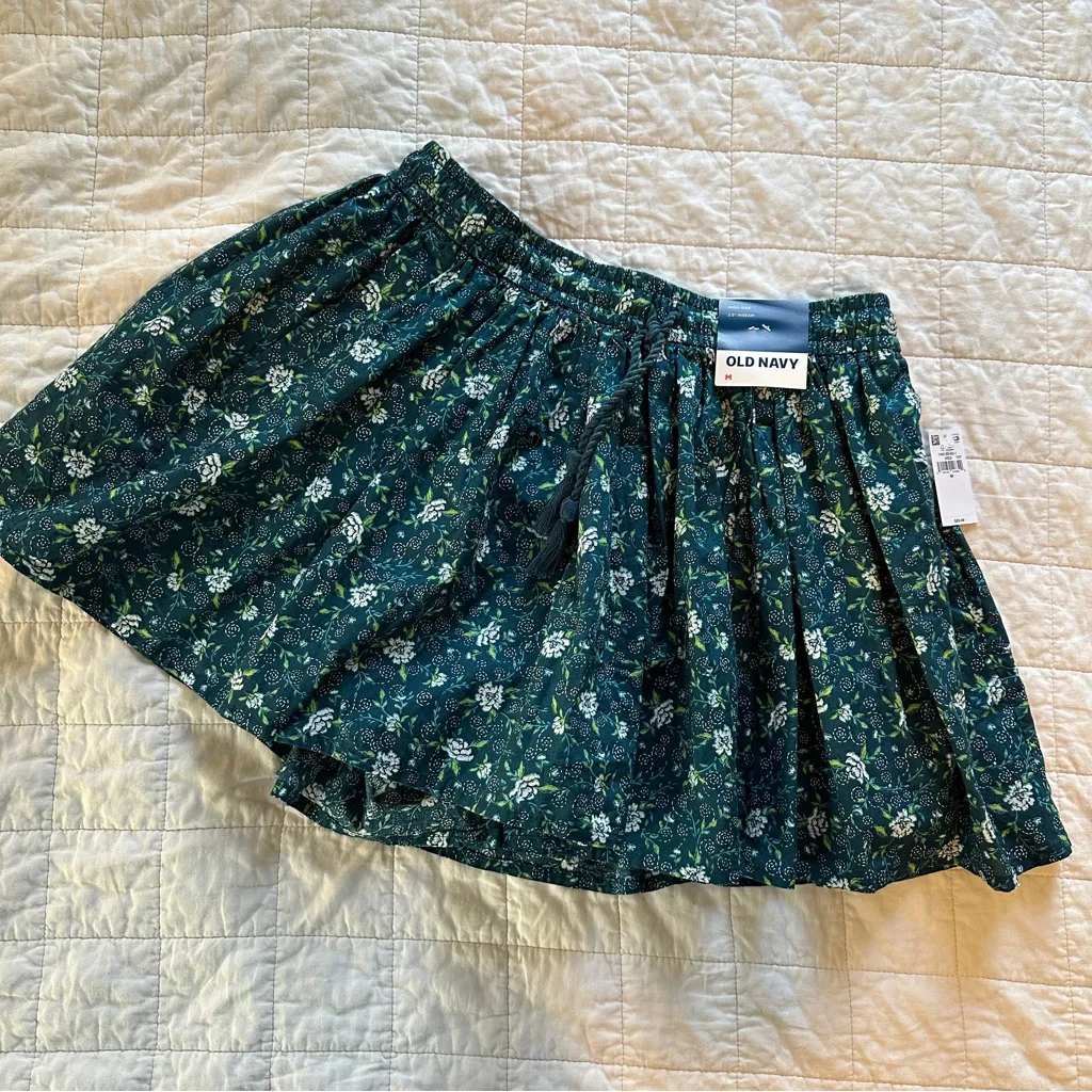 Old Navy High-Waisted Volume Flounce Shorts Floral Medium NWT NEW - Image 2