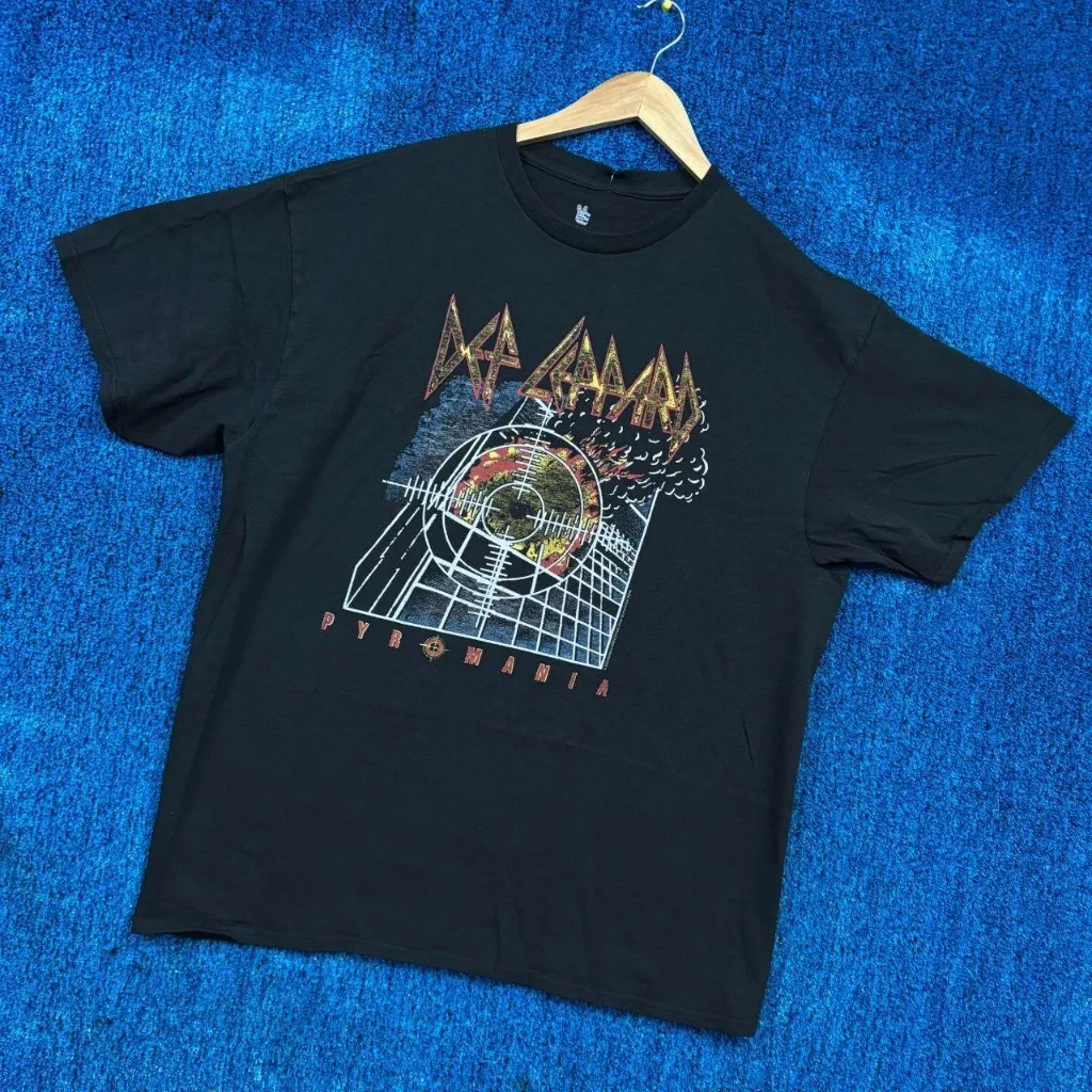 Def Leppard Pyromania Rock Band Graphic T-Shirt Size Large  - Image 3