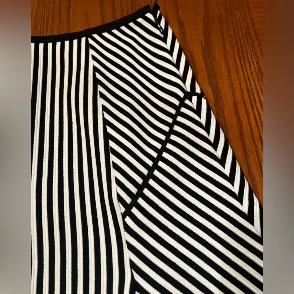 Banana Republic Black‎ & White Stripe Banded Waist Fluted Skirt Size 0 Petite - Image 13