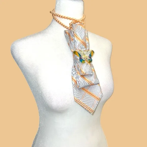 “Dainty Dapper” colorful flower necktie necklace with Colorful Brooch Blue - Image 2