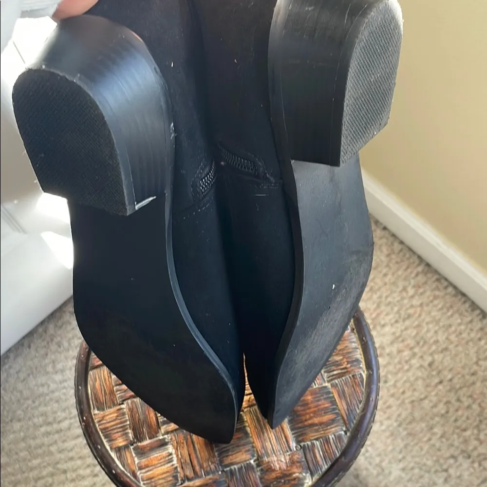 Elegant Black Women's Knee-High Boots - Image 3