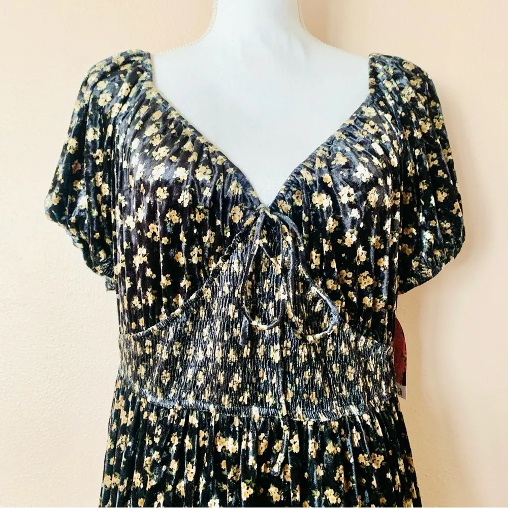 Arula Black & Tan Dainty Floral Velvet Smocked Short Sleeve Tiered Dress. Size 1X - Image 2