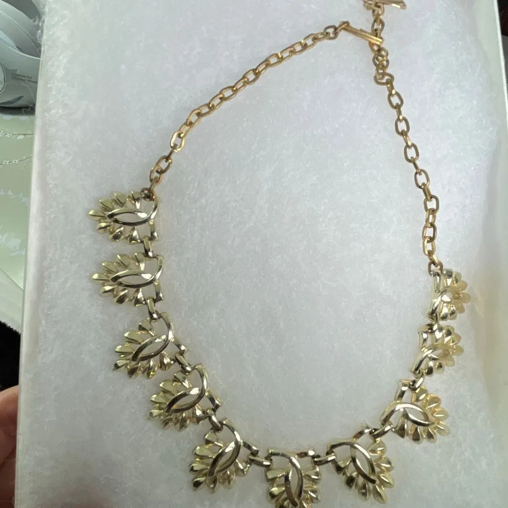 VTG Coro 1940’s/50’s gold tone plated leaf link collar or choker necklace. - Image 2