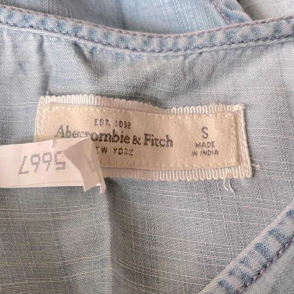 Abercrombie Fitch VTG Soft Chambray Floral Embroidered Split Back Tank Top - S - Image 5