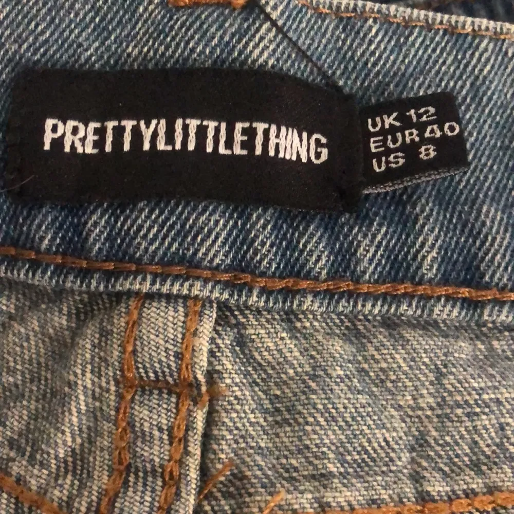 Pretty Little Thing High Rise Distressed Raw Hem Denim Blue Jean Shorts Size 8 - Image 4
