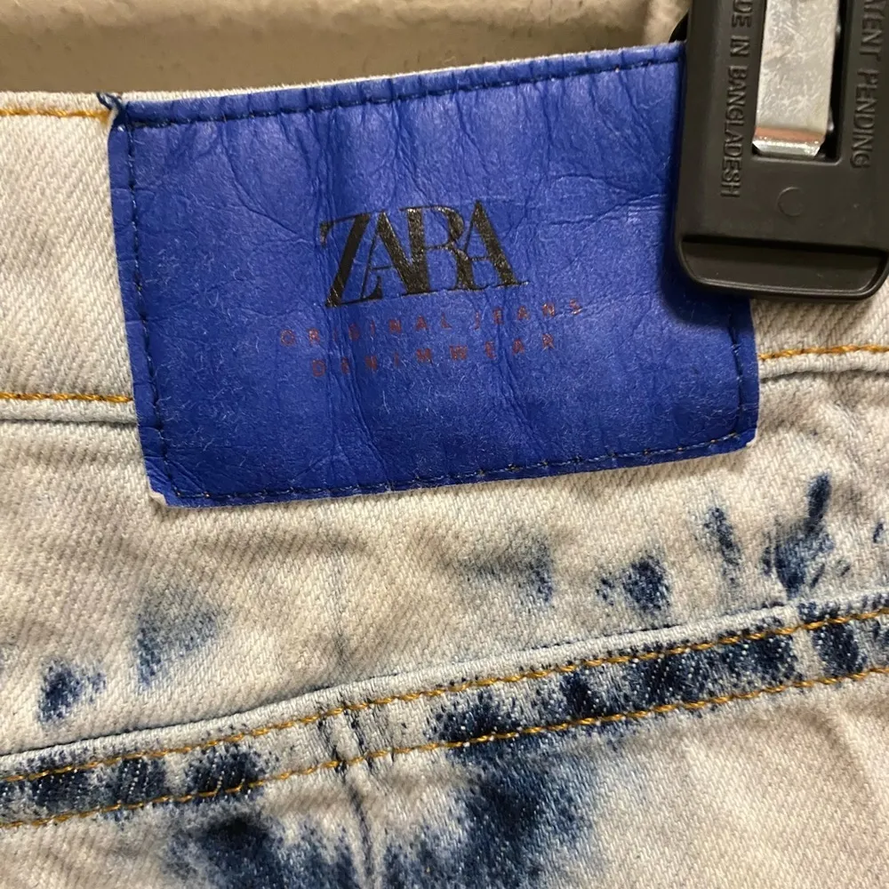Zara High Waisted Tie Dye Distressed Jean Shorts Size 4 - Image 5