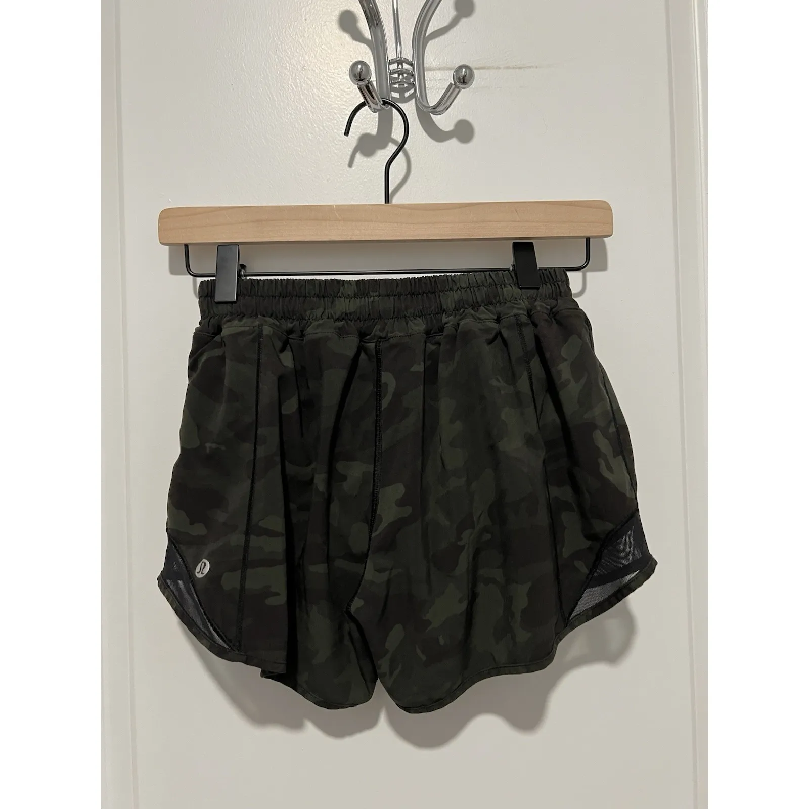 Lululemon Hotty Hot Short II Long 4" Incognito Camo Multi Gator Green/Black Sz 4 - Image 2