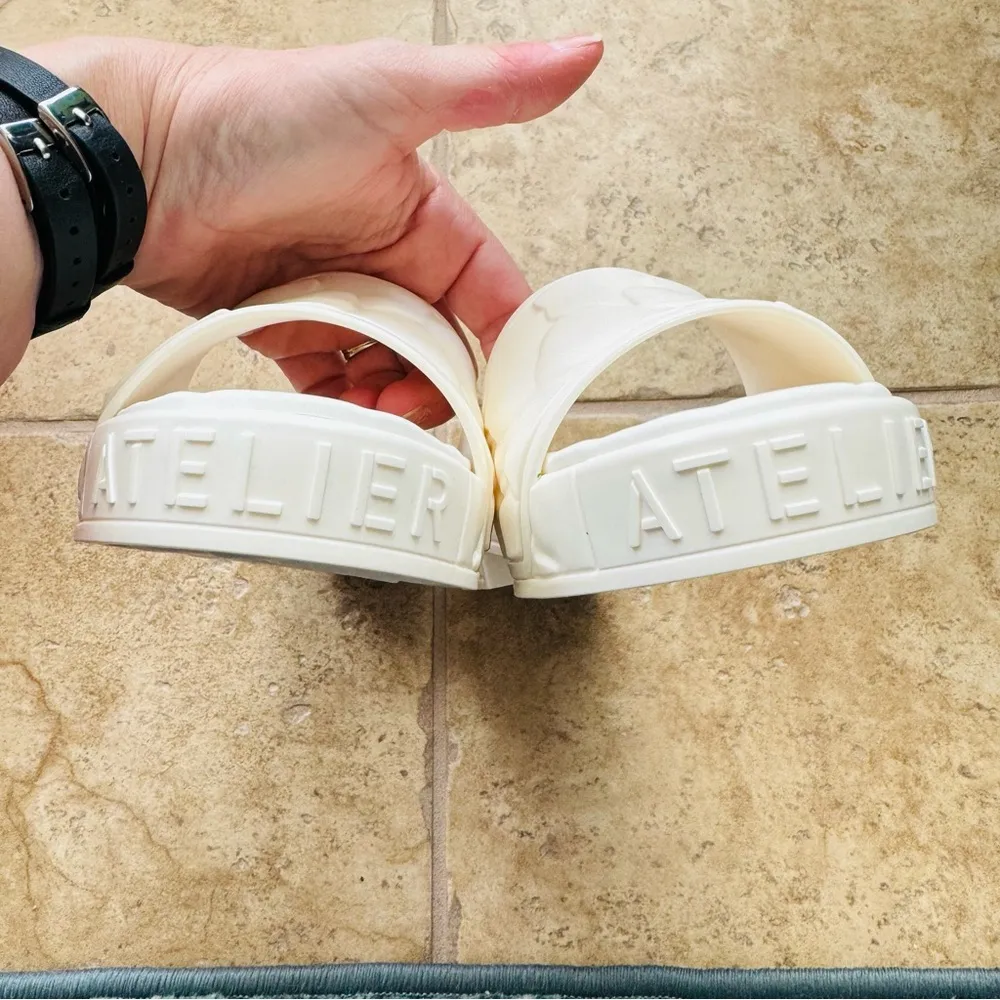 NWT  White Atelier Rubber Petal Slides Sandals Size 37 6-7 - Image 4