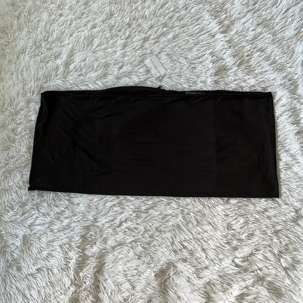 Beyond Yoga Pocket Infinity Scarf in Black One Size - Image 8