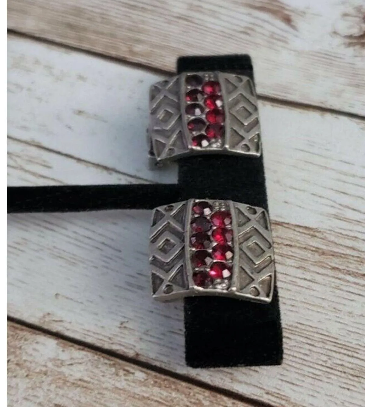 Vintage Clip On Earrings Shades of Red & Patterned Dark Grey Metal - Image 2