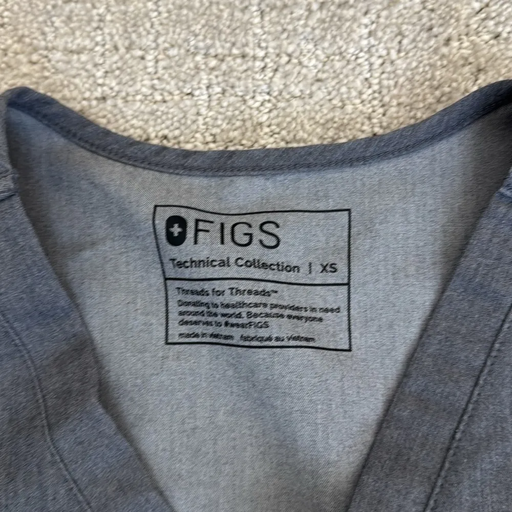 Figs “Catarina” graphite grey gray one pocket scrub top - Image 4