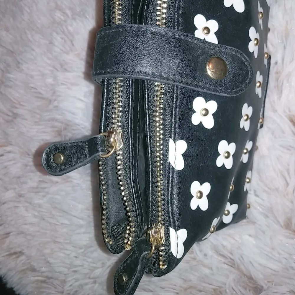 Kensie Daisy Makeup Wallet Clutch - Image 4