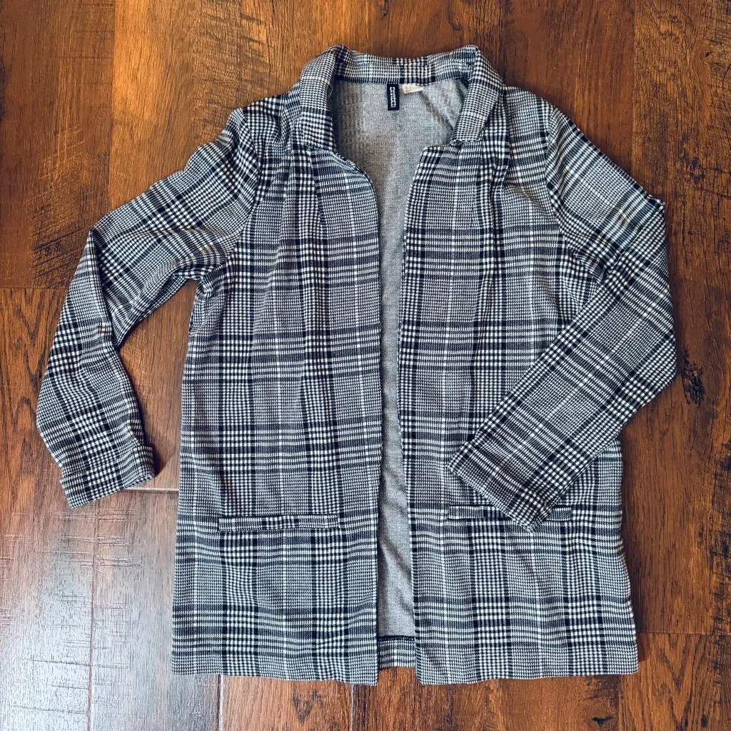 H&M DIVIDED black and white plaid blazer, size Small - Image 5
