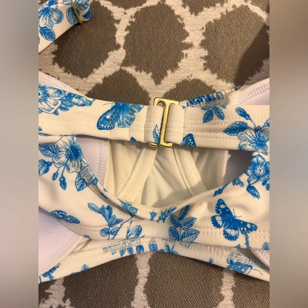 Blue White Floral Bikini Top plus SZ 16
Colorful floral beach summer pool - Image 6