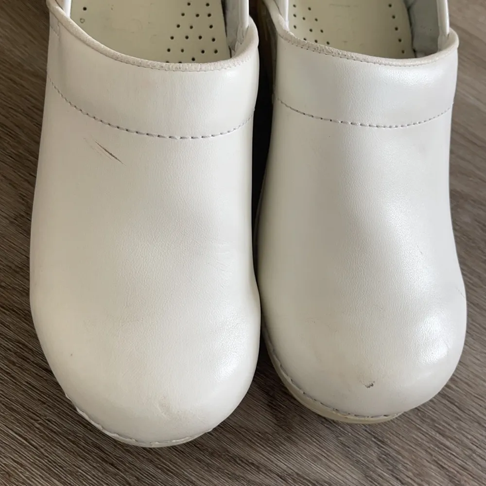 Sanita Clogs Size 7/7.5 White - Image 10