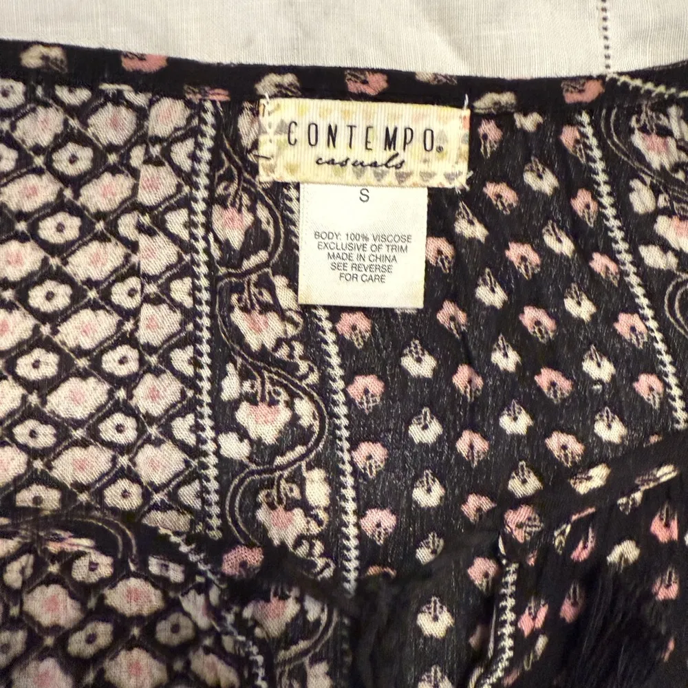 Contempo Casuals Women's Black and White Patterned Top size S - Image 9