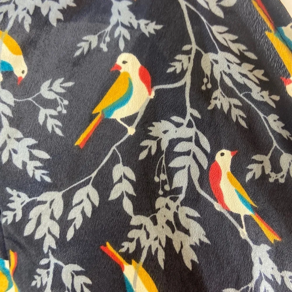 NWT Tropical Bird Floral Wrap Blouse Lightweight Cropped Bell Sleeves Size Large Blue - Image 4