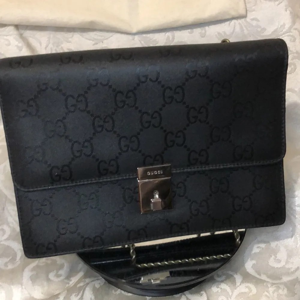 Gucci Handbag with retractable hand strap.  One owner.  Excellent condition. - Image 4