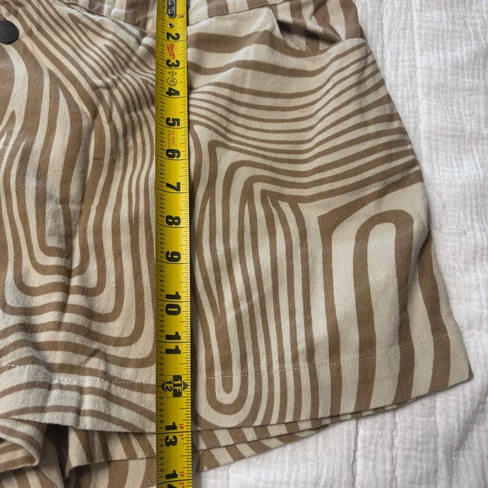 Japna Skirt Shorts with an elastic waist in back size large - Image 8