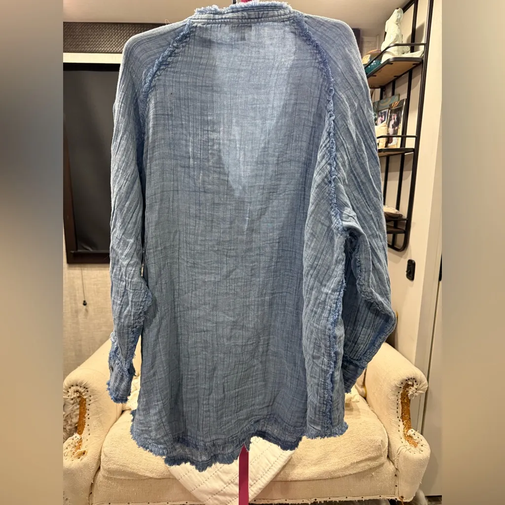 En Creme Light Blue Textured Top size Large - Image 3