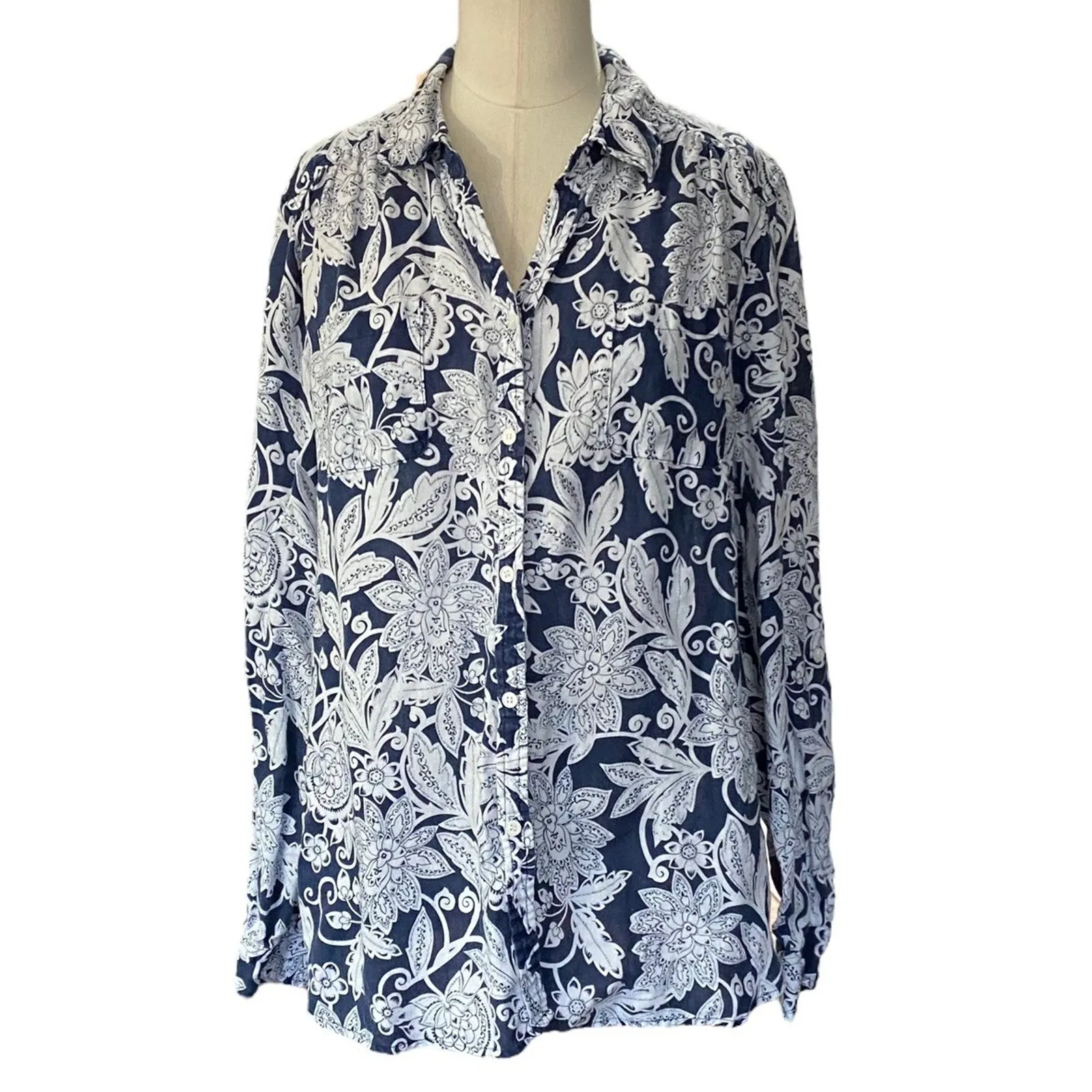 Charter Club Womens size large Luxury Linen Button Up Shirt Floral Blue Resort - Image 2