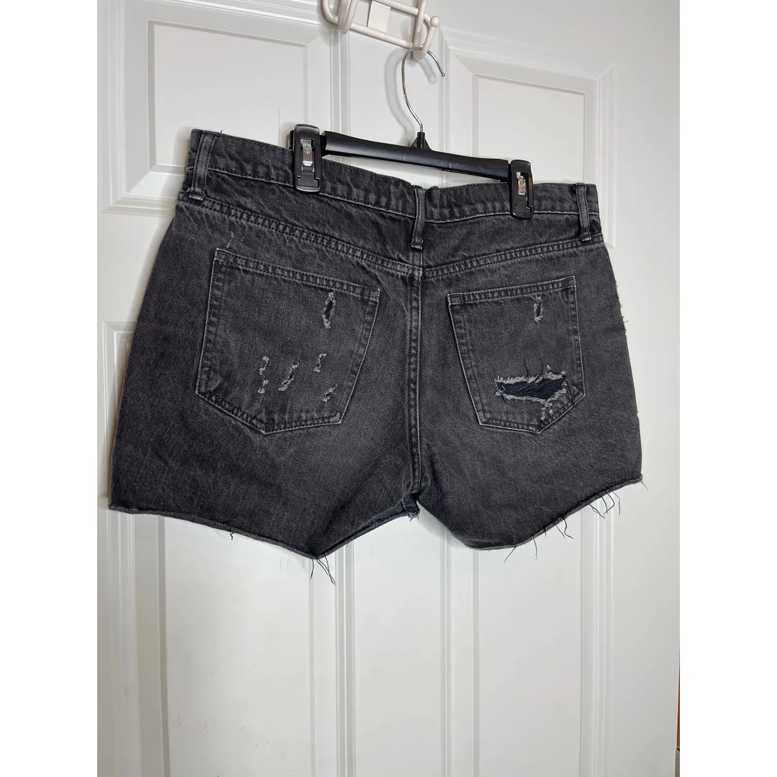 Gap‎ Black Denim Jean Shorts Size 30 Raw Hem Distressed - Image 2