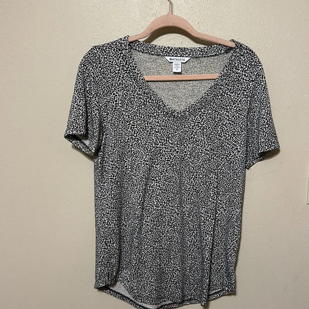 Athleta Breezy Scoop V-neck Short Sleeve Pullover Tee Shirt in Micro‎ Cheetah - Image 2