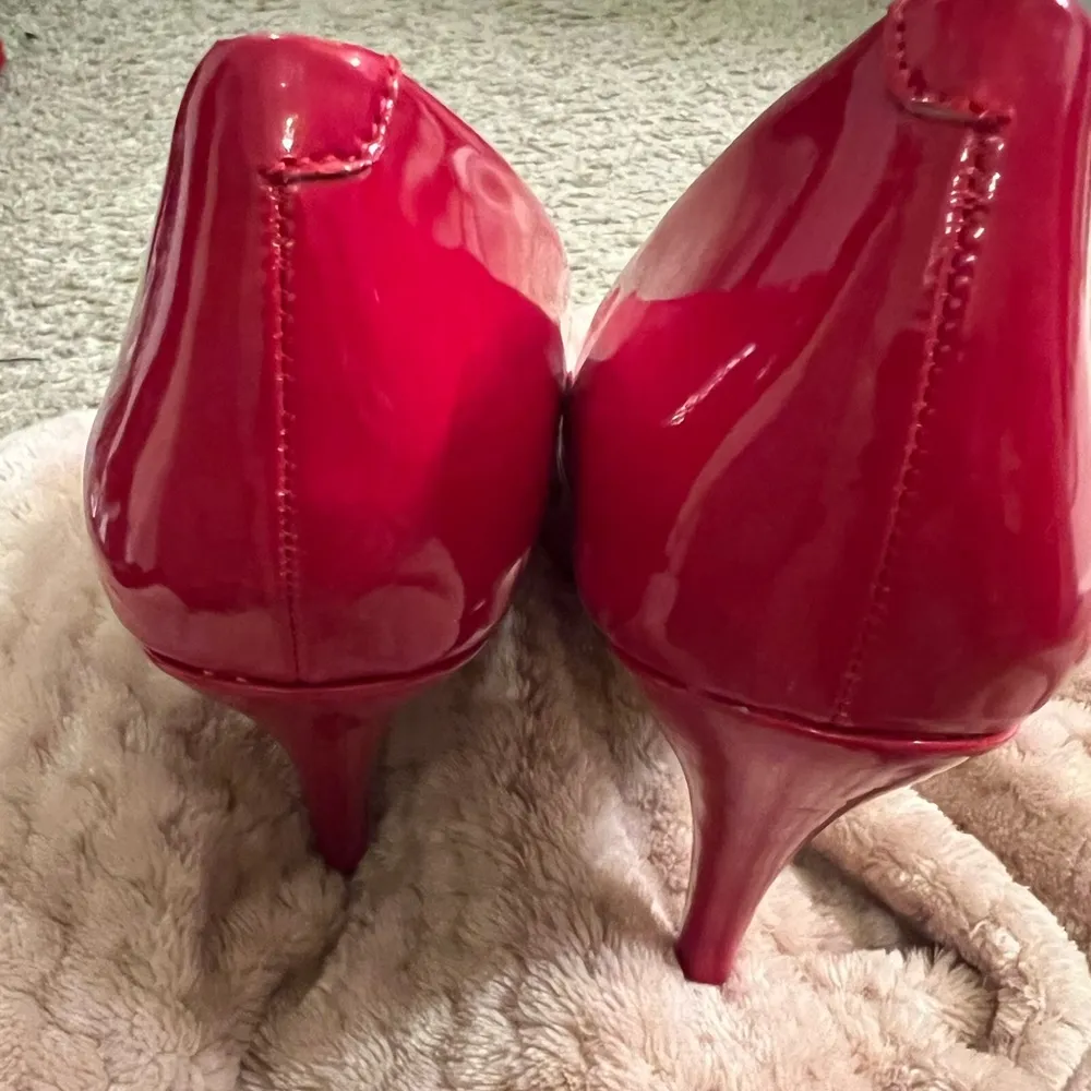 Madden Girl Candy Apple Red Patent Leather Heels Shoes - size 8 - Image 4