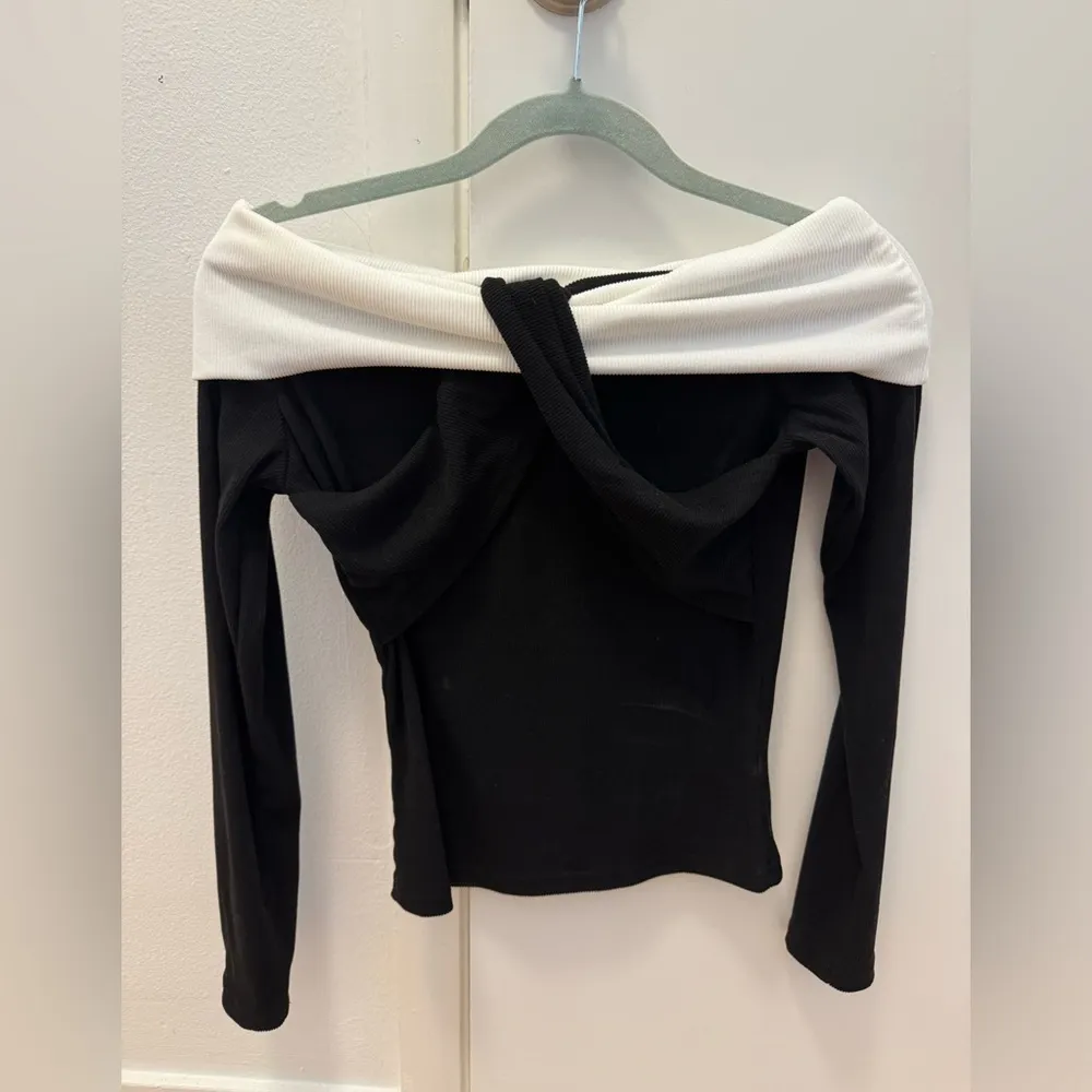 Off-the-Shoulder Black & White Color Block Sweater - Image 3