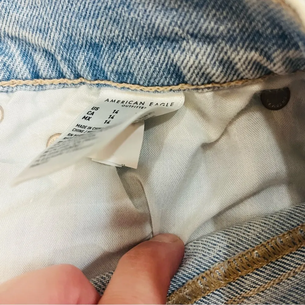 American Eagle Light Wash Mom Jeans size 14 XLong - Image 4