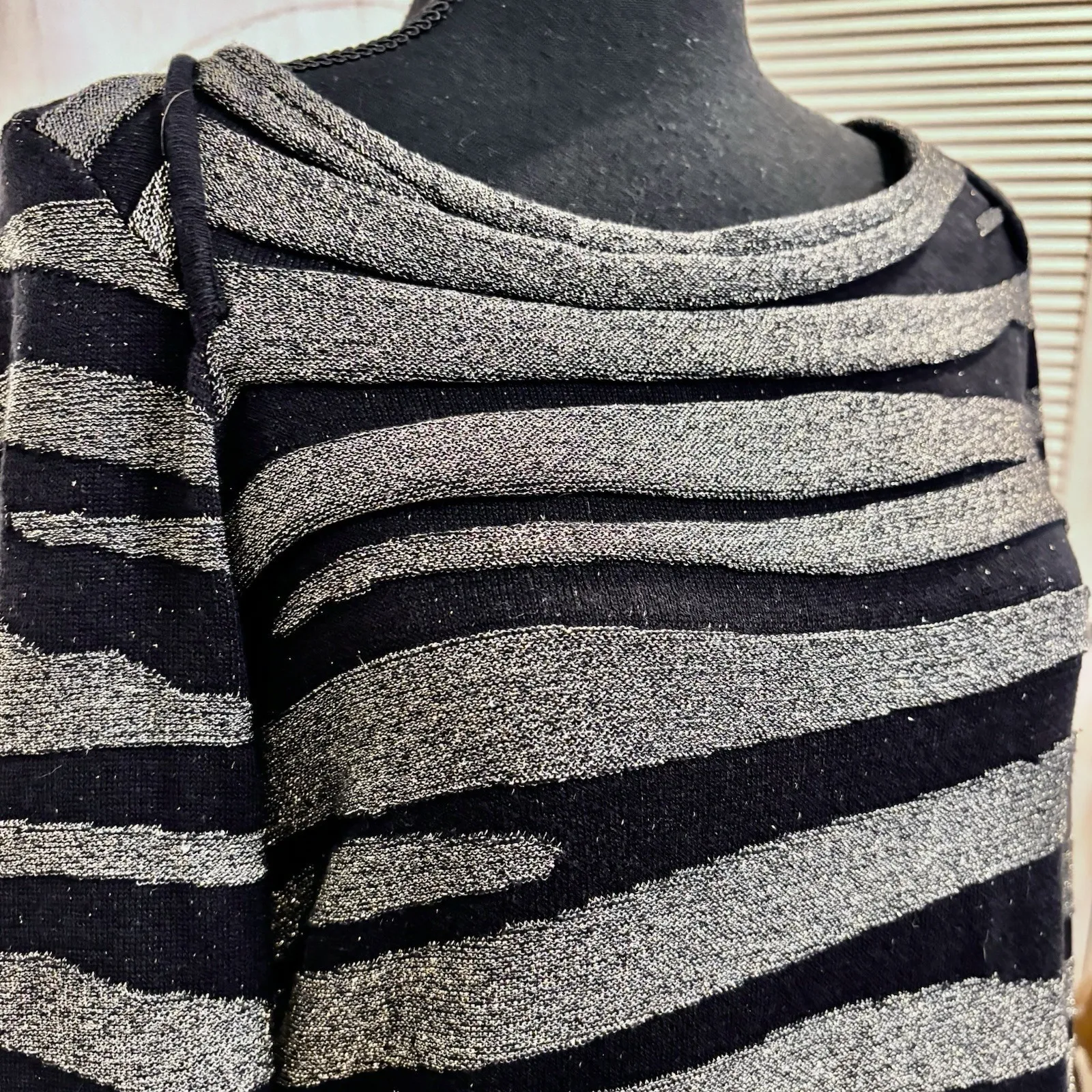 Dana Buchman Metallic Zebra Stripe Top Size Large Ruched Gold Silver Sparkle - Image 2