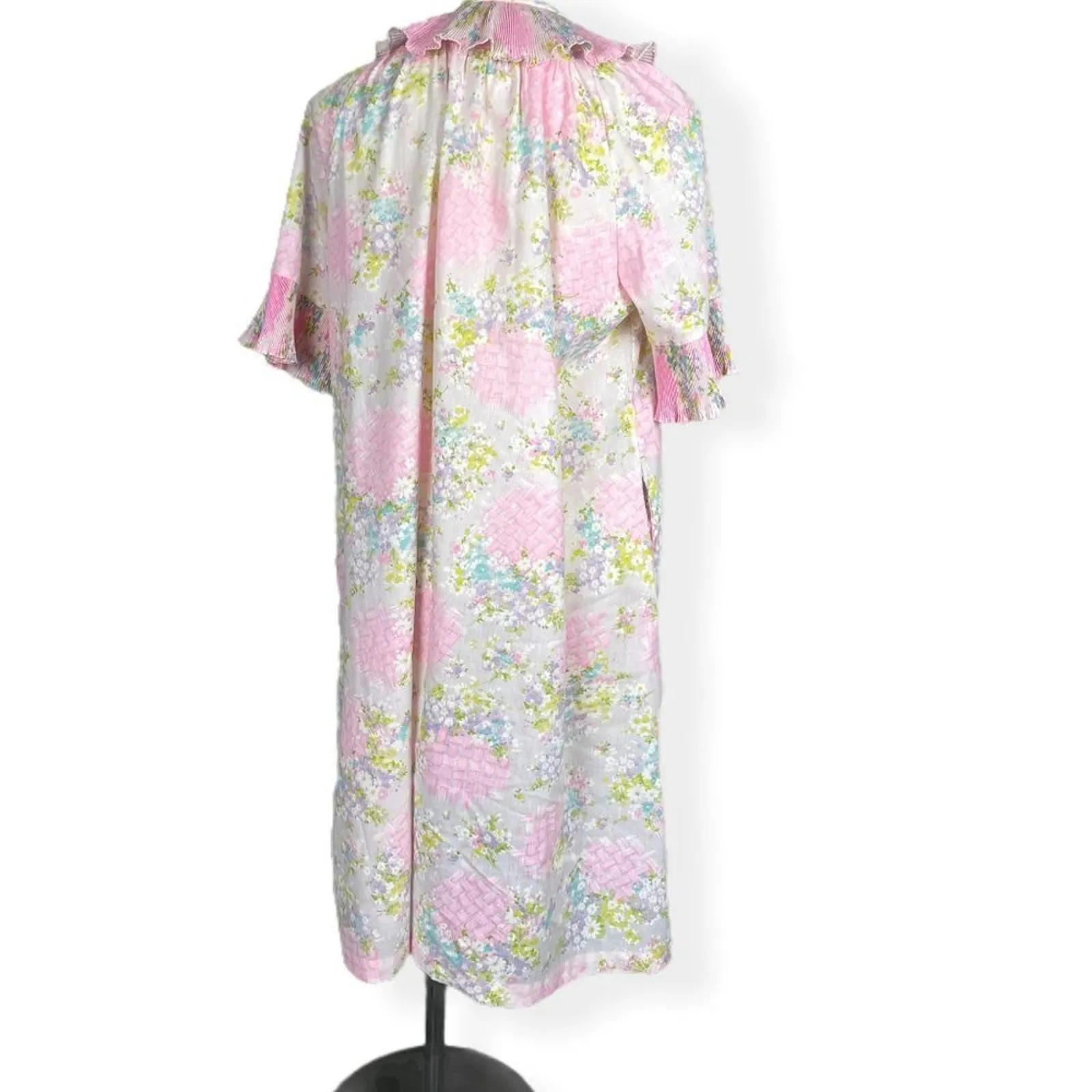 Vintage 70s Pastel Floral Housecoat Robe Lightweight Ruffle Collar Cuffs Large Size XL - Image 2