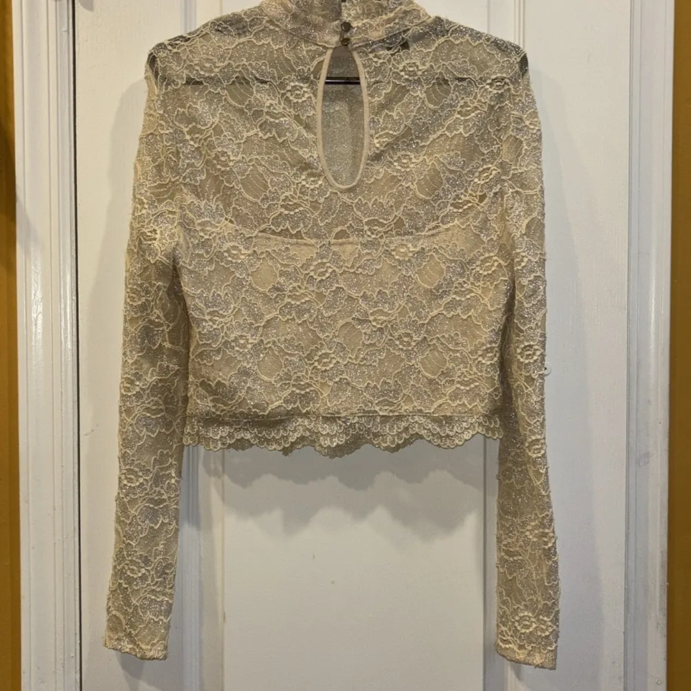 BeBe BRAND CREME LACE L/S TOP HAS BUILT IN LINING PRETTY AND VERSATILE MEDIUM - Image 7